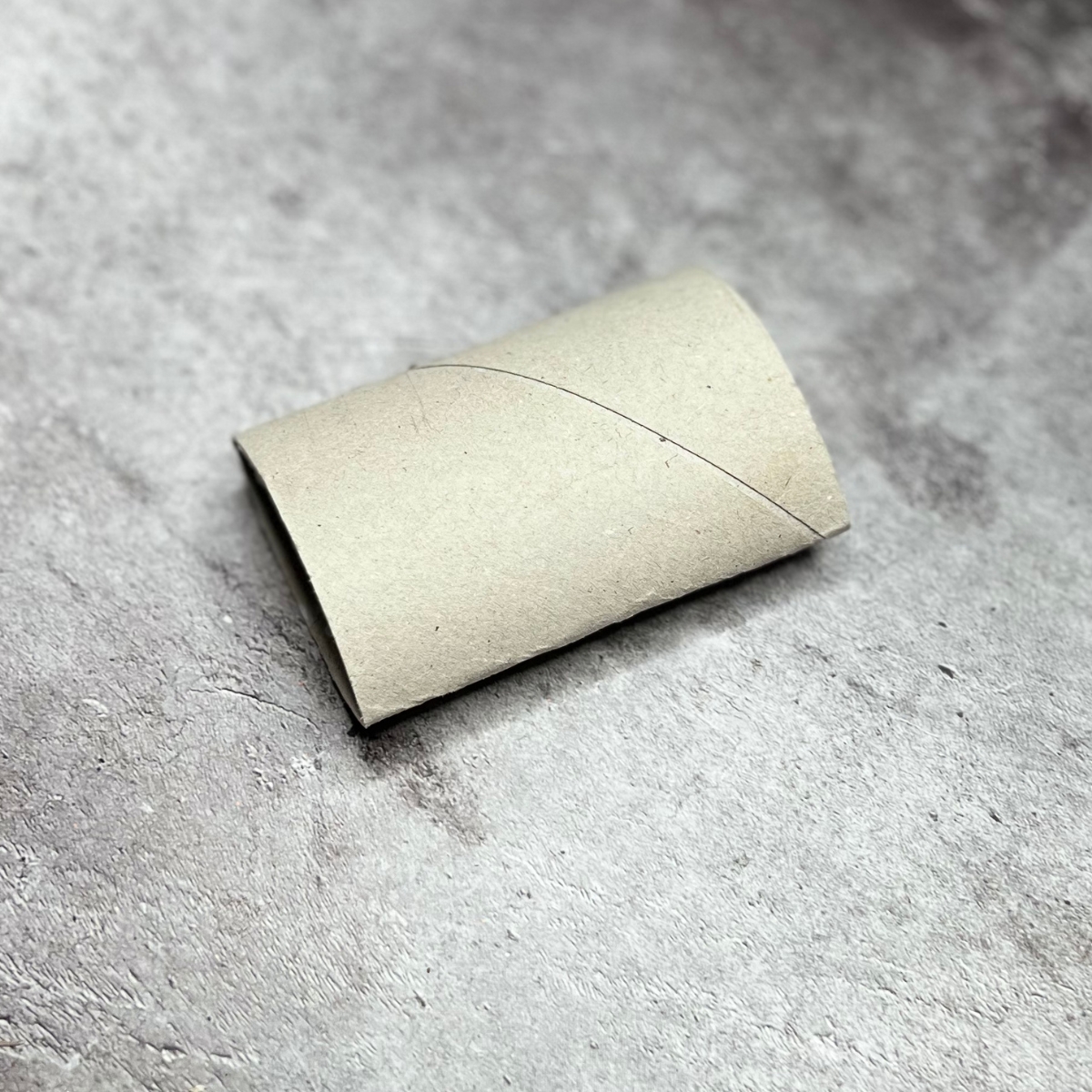 Einfache Sterne aus Klorollen basteln - Homemadery Einfache Sterne aus Klorollen basteln - Homemadery