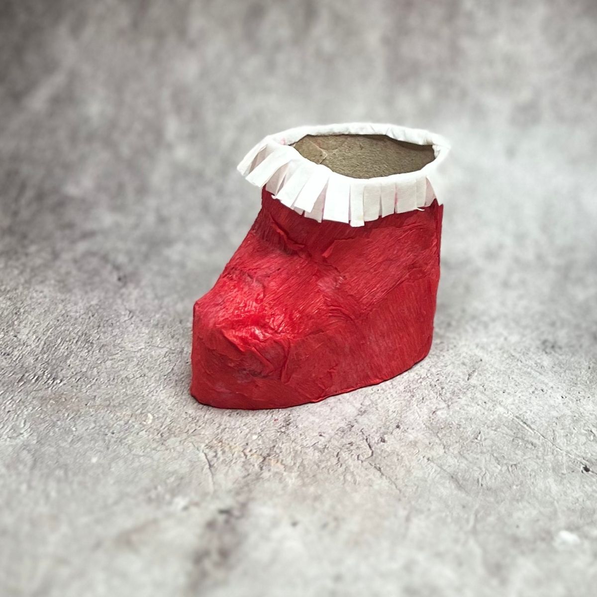 Nikolausstiefel aus Klorolle basteln - Homemadery Nikolausstiefel aus Klorolle basteln - Homemadery